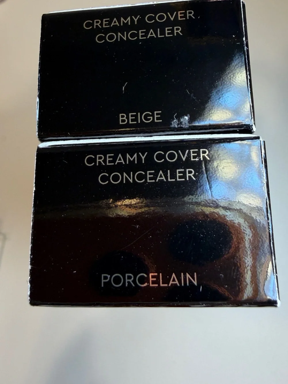 HERA Creamy Cover Concealer 7.5g. Color beige and porcelain